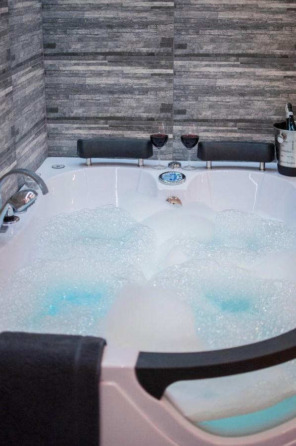 Cracow Jacuzzi Apartments - Silver Room คราคูฟ ภายนอก รูปภาพ