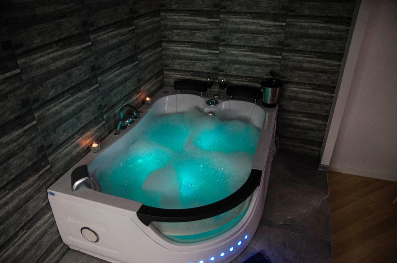 Cracow Jacuzzi Apartments - Silver Room คราคูฟ ภายนอก รูปภาพ
